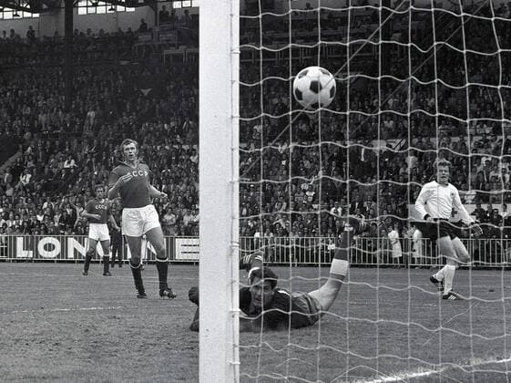Fussball Europameisterschaft 1972 in Belgien Endspiel Deutschland - Sowjetunion (Endstand 3:0): Tor zum 2 : 0 , rechts: Torschütze Herbert Wimmer ( BRD ) {