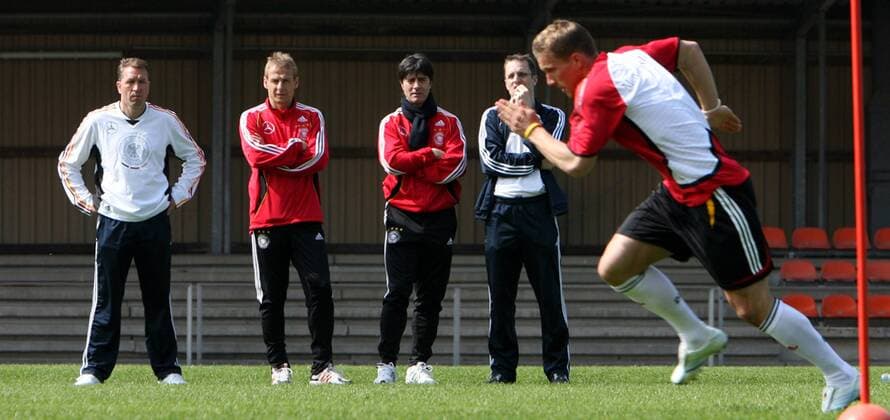 Fussball Herren Nationalmannschaft Training Leistungstests der deutschen Fussball Nationalmannschaft in Duesseldorf auf einem Nebenplatz der LTU-Arena : Unter Beobachtung beim Fitnesstest v.l.: Torwarttrainer Andreas KOEPKE (KÖPKE), Bundestrainer Juergen (Jürgen) KLINSMANN, Assistenztrainer Joachim LOEW (LÖW) und DFB-Arzt Dr. Tim MEYER . (Foto Markus Gilliar - Pool Baumann)