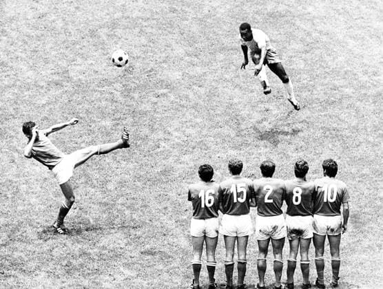 Pele (Brasilien) - Freistoß in luftige Höhen