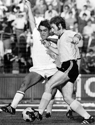 Jupp Kapellmann (1. FC Köln, li.) gegen Manfred Ritschel (Borussia Dortmund)