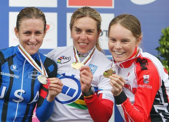 BAU Fahrrad Rad Weltmeisterschaft 2007 UCI Roard World Championships Stuttgart: Einzelzeitfahren Frauen: Weltmeisterin im Einzelzeitfahren mitte Hanka Kupfernagel (GER), links 2. Kristin Armstrong (USA), 3. Christiane Soeder (AUT) {