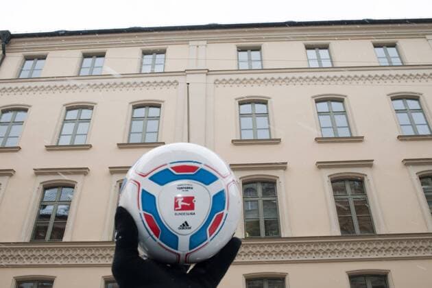 Die Firma KF15, die von Dieter Hahn nach dem Tod von Leo Kirch weitergeführt wird, möchte zusammen mit seiner Rechteagentur Sirius Sportsmedia GmbH die Bundesligarechte für 2013 bis 2017 erwerben; allerdings wäre das eine Kampfansage an den bisherigen Rechteinhaber Sky; Die Telekom hat auch Interesse an den Rechten, kann aber als staatsnaher Betrieb nicht direkt mitbieten; deswegen schließen sich Telekom und KF15 vielleicht zusammen; Im Bild das Gebäude, in dem sich im dritten Stock die Firma KF15 und Sirius Sportsmedia GmbH befindet, München, Kardinal-Faulhaber-Straße 15, 15.02.2012