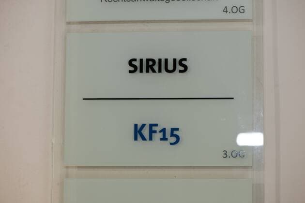 Die Firma KF15, die von Dieter Hahn nach dem Tod von Leo Kirch weitergeführt wird, möchte zusammen mit seiner Rechteagentur Sirius Sportsmedia GmbH die Bundesligarechte für 2013 bis 2017 erwerben; allerdings wäre das eine Kampfansage an den bisherigen Rechteinhaber Sky; Die Telekom hat auch Interesse an den Rechten, kann aber als staatsnaher Betrieb nicht direkt mitbieten; deswegen schließen sich Telekom und KF15 vielleicht zusammen; Im Bild das Gebäude, in dem sich im dritten Stock die Firma KF15 und Sirius Sportsmedia GmbH befindet, München, Kardinal-Faulhaber-Straße 15, 15.02.2012
