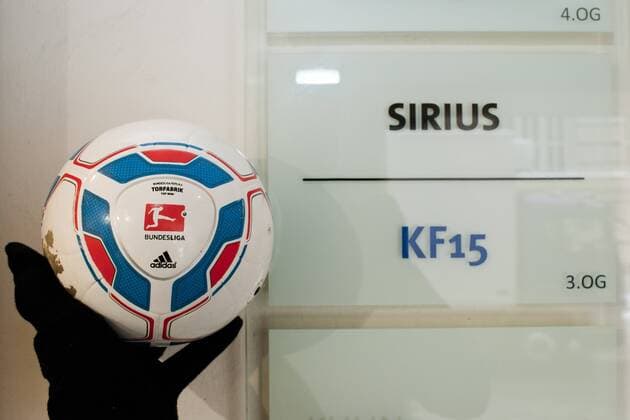 Die Firma KF15, die von Dieter Hahn nach dem Tod von Leo Kirch weitergeführt wird, möchte zusammen mit seiner Rechteagentur Sirius Sportsmedia GmbH die Bundesligarechte für 2013 bis 2017 erwerben; allerdings wäre das eine Kampfansage an den bisherigen Rechteinhaber Sky; Die Telekom hat auch Interesse an den Rechten, kann aber als staatsnaher Betrieb nicht direkt mitbieten; deswegen schließen sich Telekom und KF15 vielleicht zusammen; Im Bild das Gebäude, in dem sich im dritten Stock die Firma KF15 und Sirius Sportsmedia GmbH befindet, München, Kardinal-Faulhaber-Straße 15, 15.02.2012