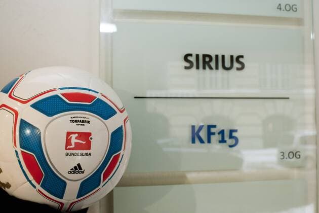 Die Firma KF15, die von Dieter Hahn nach dem Tod von Leo Kirch weitergeführt wird, möchte zusammen mit seiner Rechteagentur Sirius Sportsmedia GmbH die Bundesligarechte für 2013 bis 2017 erwerben; allerdings wäre das eine Kampfansage an den bisherigen Rechteinhaber Sky; Die Telekom hat auch Interesse an den Rechten, kann aber als staatsnaher Betrieb nicht direkt mitbieten; deswegen schließen sich Telekom und KF15 vielleicht zusammen; Im Bild das Gebäude, in dem sich im dritten Stock die Firma KF15 und Sirius Sportsmedia GmbH befindet, München, Kardinal-Faulhaber-Straße 15, 15.02.2012