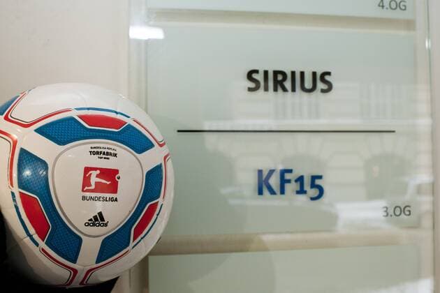 Die Firma KF15, die von Dieter Hahn nach dem Tod von Leo Kirch weitergeführt wird, möchte zusammen mit seiner Rechteagentur Sirius Sportsmedia GmbH die Bundesligarechte für 2013 bis 2017 erwerben; allerdings wäre das eine Kampfansage an den bisherigen Rechteinhaber Sky; Die Telekom hat auch Interesse an den Rechten, kann aber als staatsnaher Betrieb nicht direkt mitbieten; deswegen schließen sich Telekom und KF15 vielleicht zusammen; Im Bild das Gebäude, in dem sich im dritten Stock die Firma KF15 und Sirius Sportsmedia GmbH befindet, München, Kardinal-Faulhaber-Straße 15, 15.02.2012
