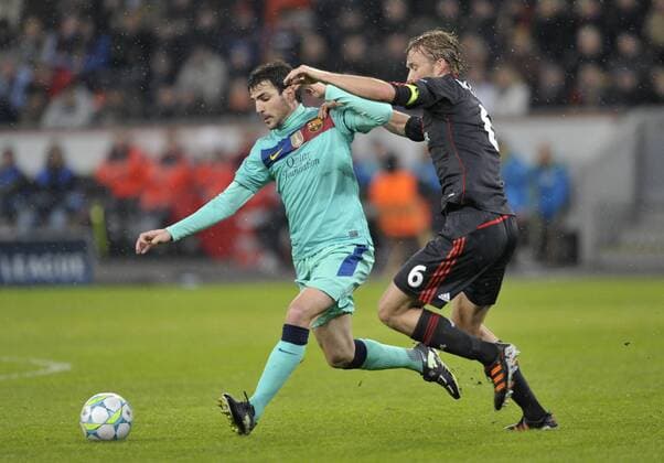 Fussball, Champions League Achtelfinale Hinspiel, Bayer 04 Leverkusen gegen FC Barcelona (Spanien) 1:3 --- Cesc Fabregas (Barcelona) gegen Simon Rolfes (Leverkusen) Soccer, UEFA Champions League, Leverkusen vs. FC Barcelona 1:3 --- Cesc Fabregas (Barcelona) vs Simon Rolfes (Leverkusen)