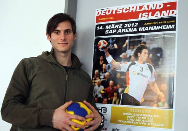 Mannheim, SAP-Arena 17.02.2012 Pressekonferenz im Vorfeld des Handball-Länderspiels der deutschen Männer-Natioinalmannschaft gegen Island am 14. März in der Mannheimer SAP ARENA. Mit Nationallinksaußen Uwe Gensheimer (Bild ).