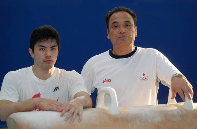 PARIS 2024, OLYMPIC LEGENDS: Mitsuo Tsukahara Turnen Vorbereitung auf die olympischen Sommerspiele in Athen, Naoya Tsukahara (links) mit Vater Mitsuo
