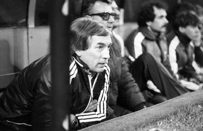 Trainer Manfred Krafft (SV Darmstadt 98, vorn)