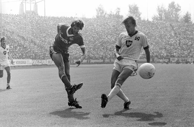 1. FC Kaiserslautern - Hamburger SV 1:1 - Friedhelm Funkel (Lautern, li.) gegen Holger Hieronymus (HSV)