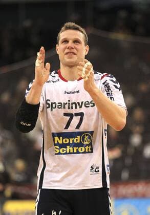 Siegesjubel Flensburg , Michael Knudsen klatscht Beifall Handball 1. Bundesliga am 15.02.2012 SG Flensburg - FA Göppingen 32 - 28