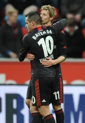 18-02-2012, Fussball, Saison 2011-2012, 1. Bundesliga, 22. Spieltag, Bayer 04 Leverkusen - FC Augsburg 4-1, Stefan Kießling (Bayer 04 Leverkusen), re., küsst Renato Augusto (Bayer Leverkusen) auf den Hinterkopf