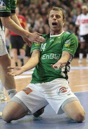 Handball Frisch Auf! Göppingen vs. HBW Balingen-Weilstetten, Dalibor Anusic (Göppingen) kann die Entscheidung des Schiedsrichters nicht verstehen