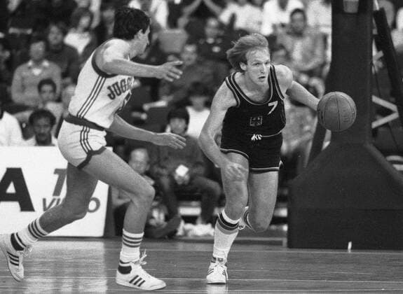 EuroBasket 2022, DBB, Historie, EM - Historie Basketball Herren EM Europameisterschaft 1985 Deutschland-Jugoslawien , rechts: Uwe Sauer ( Deut ) {