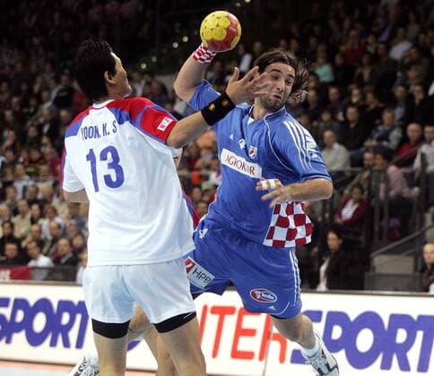 Handball Herren WM Weltmeisterschaft 2007 Südkorea - Kroatien : v.l. Kyung-Shin Yoon (KOR) , Ivano Balic (CRO)