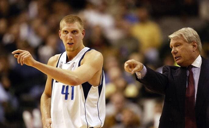 BASKETBALL NBA 2001 2002 31.01.2002 Dallas Mavericks vs. Houston Rockets Dirk Nowitzki (D,li) mit Head Coach Don Nelson
