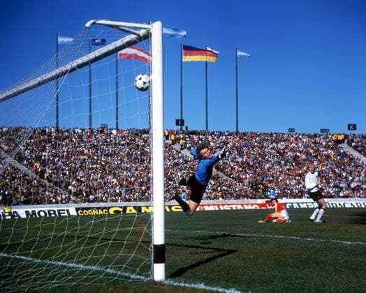 Hans Krankl (AUT) erzielt gegen Rolf Rüssmann (re.) und Torwart Sepp Maier (beide GER) das 2:1
