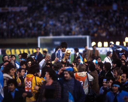 Argentinien ist Weltmeister 1978, Daniel Passarella (ARG, Mitte) mit dem WM Pokal