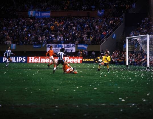 Rene Houseman (ARG) gegen Ruud Krol und Torwart Jan Jongbloed (beide NED)