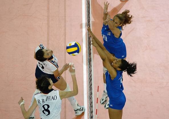 Volleyball Weltmeisterschaft WM Damen 2002 China - Puerto Rico : links oben: : Kun Feng ( CHN ) links unten : Ruirui Zhao (CHN) rechts oben: Jetzabel del Valle ( PUR ) rechts unten : Aurea Cruz ( PUR )