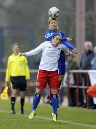 Jennifer Zietz (oben, Pot) und Aferdita Kameraj (re., HSV, Hamburger SV (HSV) - 1. FFC Turbine Potsdam, Fußball, Frauen, Bundesliga, Saison 2011 2012, Hamburg, 22.02.2012,