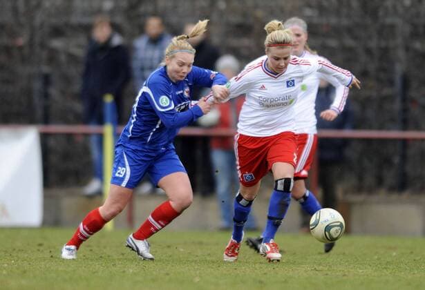 Margret Lara Vidarsdottir (li., Pot) und Nina Brüggemann (HSV), Hamburger SV (HSV) - 1. FFC Turbine Potsdam, Fußball, Frauen, Bundesliga, Saison 2011 2012, Hamburg, 22.02.2012,
