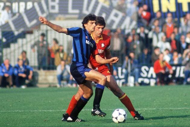 ALESSANDRO ALTOBELLI (Inter Mailand, li.) gegen CARLO ANCELOTTI (AS Rom) -
