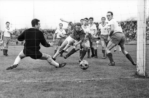 1. FC Saarbrücken - SV Werder Bremen 3:2 - Heinz Steinmann (Saarbrücken, Mitte) erzielt das Tor zum 2:1 gegen Torwart Günter Bernard (2.v.li.), Walter Nachtwey (re.), Wolfgang Bordel (2.v.re.), Max Lorenz (3.v.re.) und Josef Piontek (4.v.re., alle Bremen)