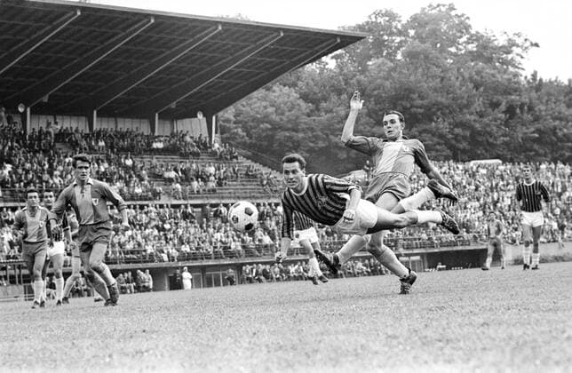 1. FC Saarbrücken - Eintracht Braunschweig 2:2 - Hans Dieter Diehl (Saarbrücken, Mitte) gegen Wolfgang Brase (re.) und Walter Schmidt (beide Braunschweig)