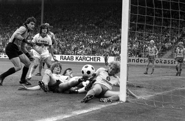 Eintracht Frankfurt - VfB Stuttgart - Torwart Bernd Franke (li.), Hasse Borg (3.v.li.) und Manfred Tripbacher (re., alle Braunschweig) gegen Bernd Martin (2.v.li.) und Klaus Dieter Jank (beide Stuttgart)