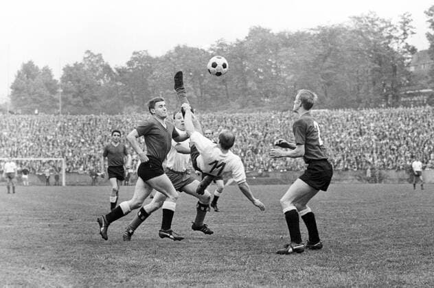 Gert Charly Dörfel versucht einen Fallrückzieher vor Uwe Seeler (beide Hamburger SV)