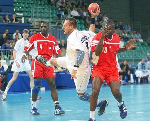 Olympische Spiele Sommerspiele Sydney 2000 Handball Herren Deutschland - Kuba von links : Christian Schwarzer ( BRD ) Felix Romero ( Kuba )