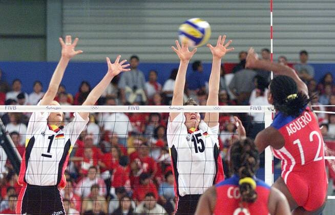 Olympische Spiele Sommerspiele Sydney 2000 Volleyball Damen Deutschland - Kuba von links : Susanne Lahme Angela Gruen ( BRD ) Taimaris Aguero ( Kuba )
