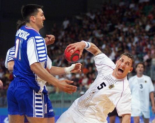 Olympische Spiele Sommerspiele Sydney 2000 Handball Herren Deutschland -Jugoslawien von links : Ivan Lapcevic ( Jugos ) Stefan Kretzschmar ( Deut )