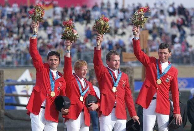 Olympische Spiele Sommerspiele Sydney 2000 Springreiten Mannschaft Goldmedaille für Deutschland von links : Otto Becker Marcus Ehning Lars Nieberg Ludger Beerbaum