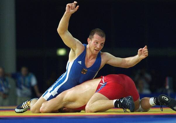 Olympische Spiele Sommerspiele Sydney 2000 Ringen Freistil Herren bis 76 kg ; Goldmedaille für Alexander Leipold ( Deutschland blau ) gegen Brandon Slay ( USA Rot )