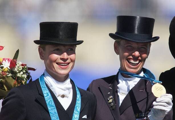 Olympische Spiele Sommerspiele Sydney 2000 Dressur Einzel von links : Isabell Werth ( Deutschland Silbermedaille ) Anky van Grunsven ( Niederlande Goldmedaille )