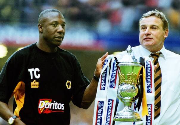 Fußball, Trainerhistorie Wolverhampton Wanderers von 1877 bis heute Terry Connor (Wolves coach) shows off the trophy with Dave Jones (Wolves manager) Wolverhampton Wanderers v Sheffield United. 1st Division Play off Final at The Millennium Stadium Cardiff. 26 04 2003. 