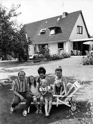 Uwe Seeler (BR Deutschland Hamburger SV) mit seiner Familie, Ehefrau Ilka sowie den Töchtern Kerstin, Helle und Frauke und einem Kindermädchen