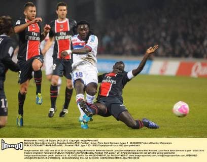 Bafetimbi Gomis (Lyon) contre Mamadou Sakho (PSG) Football : Lyon Paris Saint Germain - Ligue 1 - 25.02.2012 FredericChambert Panoramic 