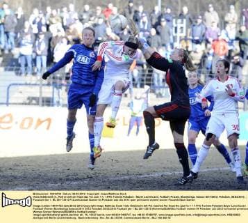 Viola Odebrecht (li., Pot) erzielt per Kopf das Tor zum 1:1, 1.FFC Turbine Potsdam - Bayer Leverkusen, Fußball, Frauen, Bundesliga, Saison 2011 2012, Potsdam, 26.02.2012,