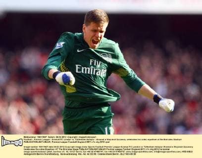 Football - Premier League - Arsenal FC London vs. Tottenham Hotspur - Arsenal s Wojciech Szczesny celebrates his sides equaliser at the Emirates Stadium