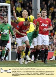 Premier League Norwich City v Manchester United (ManU) Ryan Giggs puts his head where it hurts with Zak Whitbread 