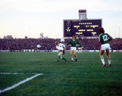 06.06.1978, Cordoba - FIFA WM 1978 - BRD Deutschland vs Mexiko 6:0 - Bernard Dietz (BRD, li.) gegen Gerardo Lugo (MEX)