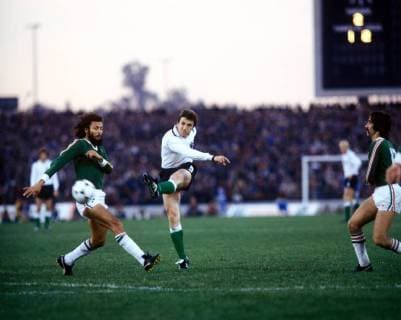 06.06.1978, Cordoba - FIFA WM 1978 - BRD Deutschland vs Mexiko 6:0 - Klaus Fischer (BRD, re.) gegen Antonio De la Torre (MEX)