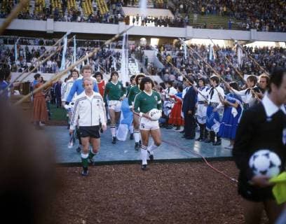 06.06.1978, Cordoba - FIFA WM 1978 - BRD Deutschland vs Mexiko 6:0 - Einmarsch - Die beiden Kapitäne Berti Vogts (BRD, li.) und Arturo Vazquez (MEX) führen ihre Teams aufs Feld.