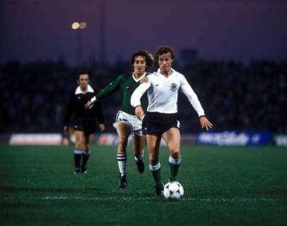 06.06.1978, Cordoba - FIFA WM 1978 - BRD Deutschland vs Mexiko 6:0 - Rainer Bonhof (BRD, re.) gegen Gerardo Lugo (MEX)