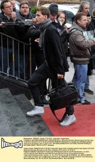 FUSSBALL NATIONALMANNSCHAFT SAISON 201 2012 - Benedikt Höwedes (Deutschland) auf dem Weg ins Bremer Parkhotel am 27.02.2012 