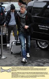 FUSSBALL NATIONALMANNSCHAFT SAISON 201 2012 Lars Bender (Deutschland) auf dem Weg ins Bremer Parkhotel am 27.02.2012 
